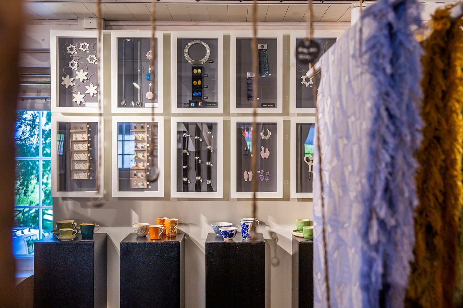 I butikken veksles det mellom hvilke kunstnere og kunsthåndverkere som er presentert, men du vil ofte finne glass av Ulla-Mari Brantenberg, keramikk av Hanne Heuch, smykker av Camilla Luihn, tekstiler av Anne-Line Iversen  mm.