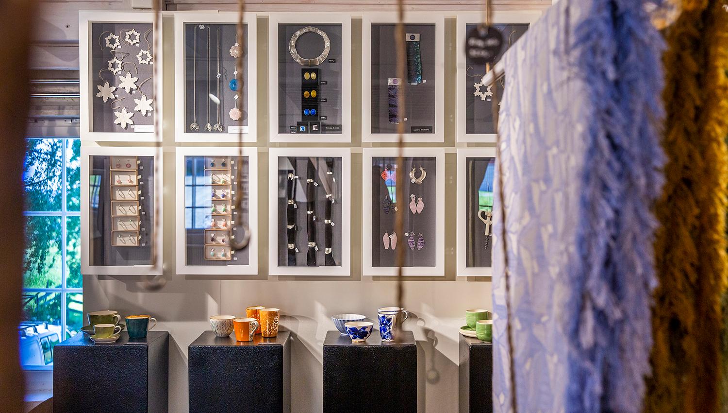 I butikken veksles det mellom hvilke kunstnere og kunsthåndverkere som er presentert, men du vil ofte finne glass av Ulla-Mari Brantenberg, keramikk av Hanne Heuch, smykker av Camilla Luihn, tekstiler av Anne-Line Iversen mm.