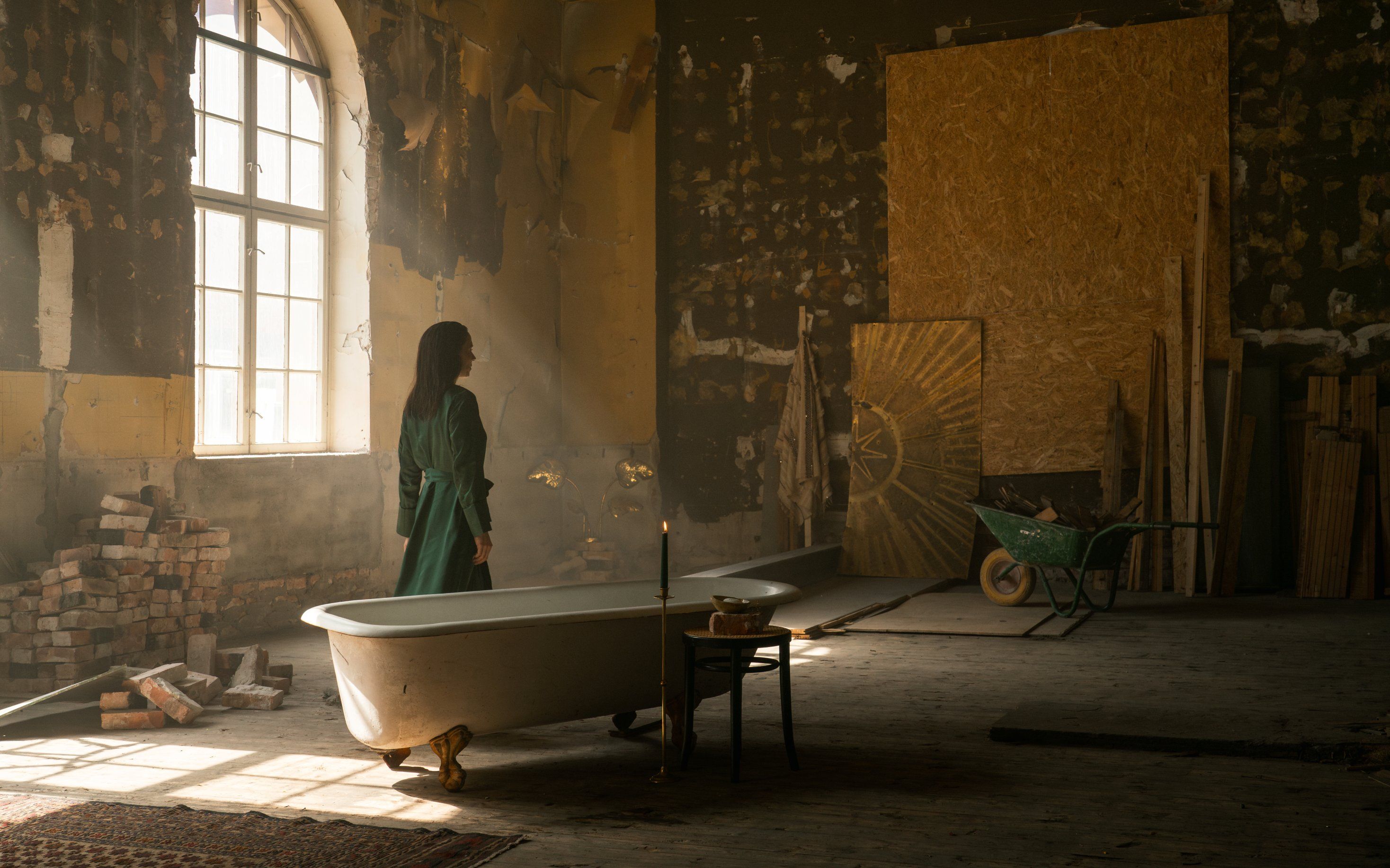 Renderbilde av dame som står ved siden av et badekar
