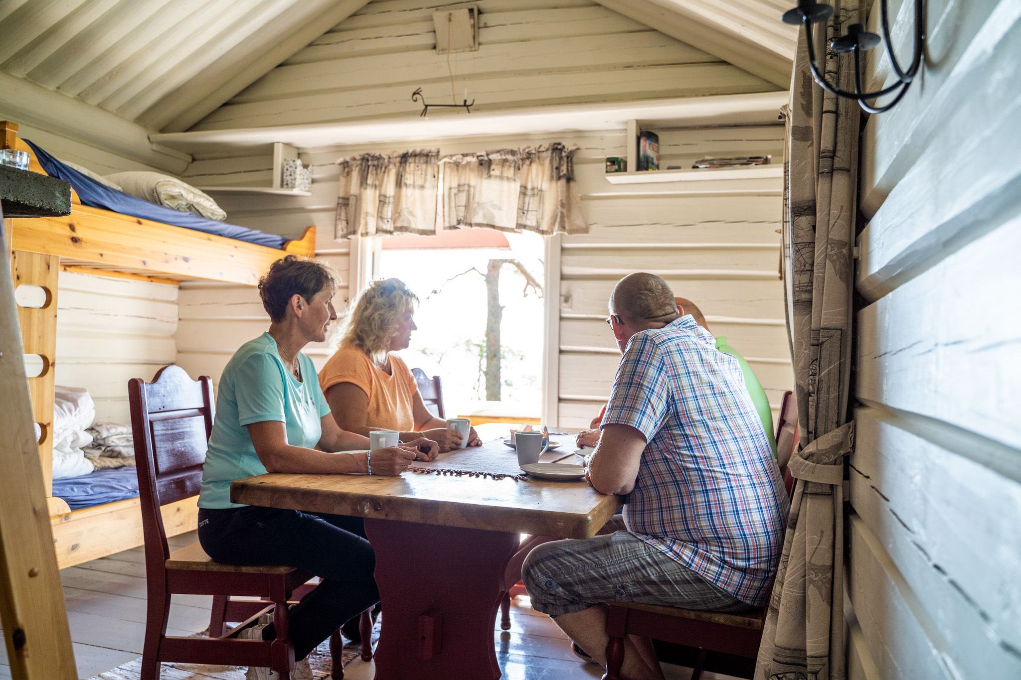 Folk som snakker over bord