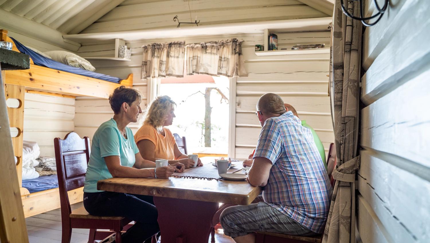 Folk som snakker over bord