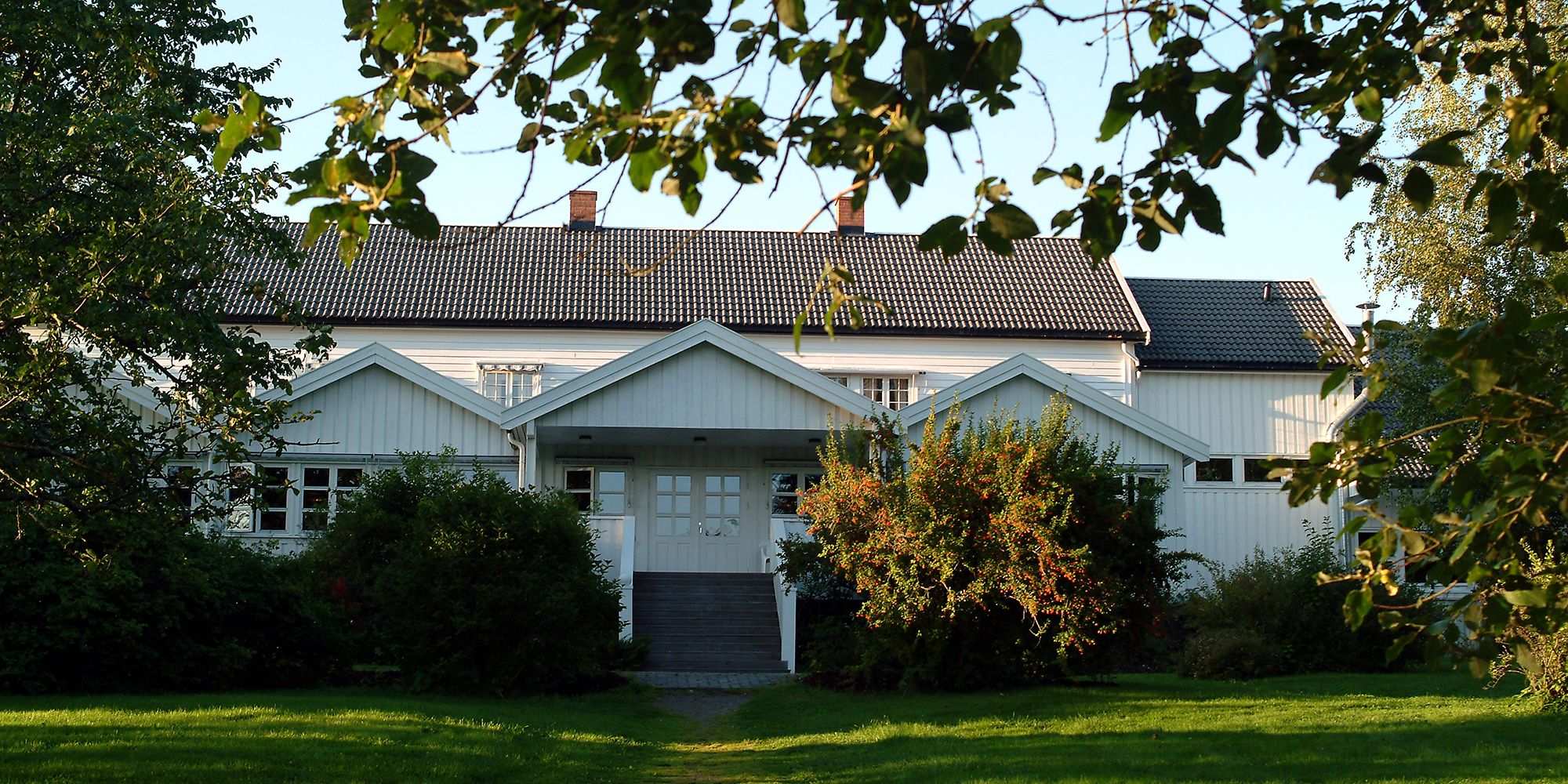 Jægtvolden Fjordhotell - entrance from the garden
