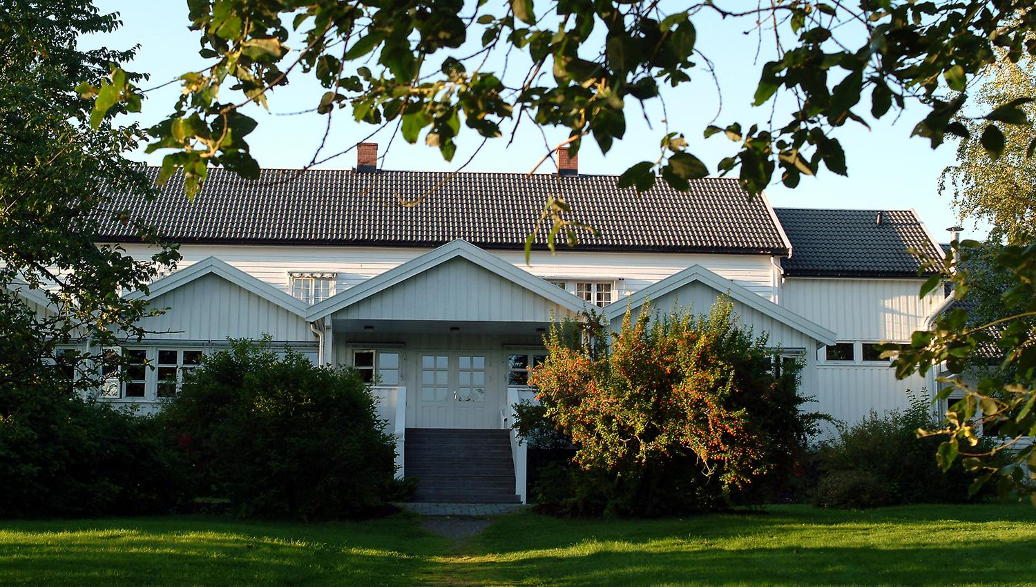 Jægtvolden Fjordhotell - entrance from the garden