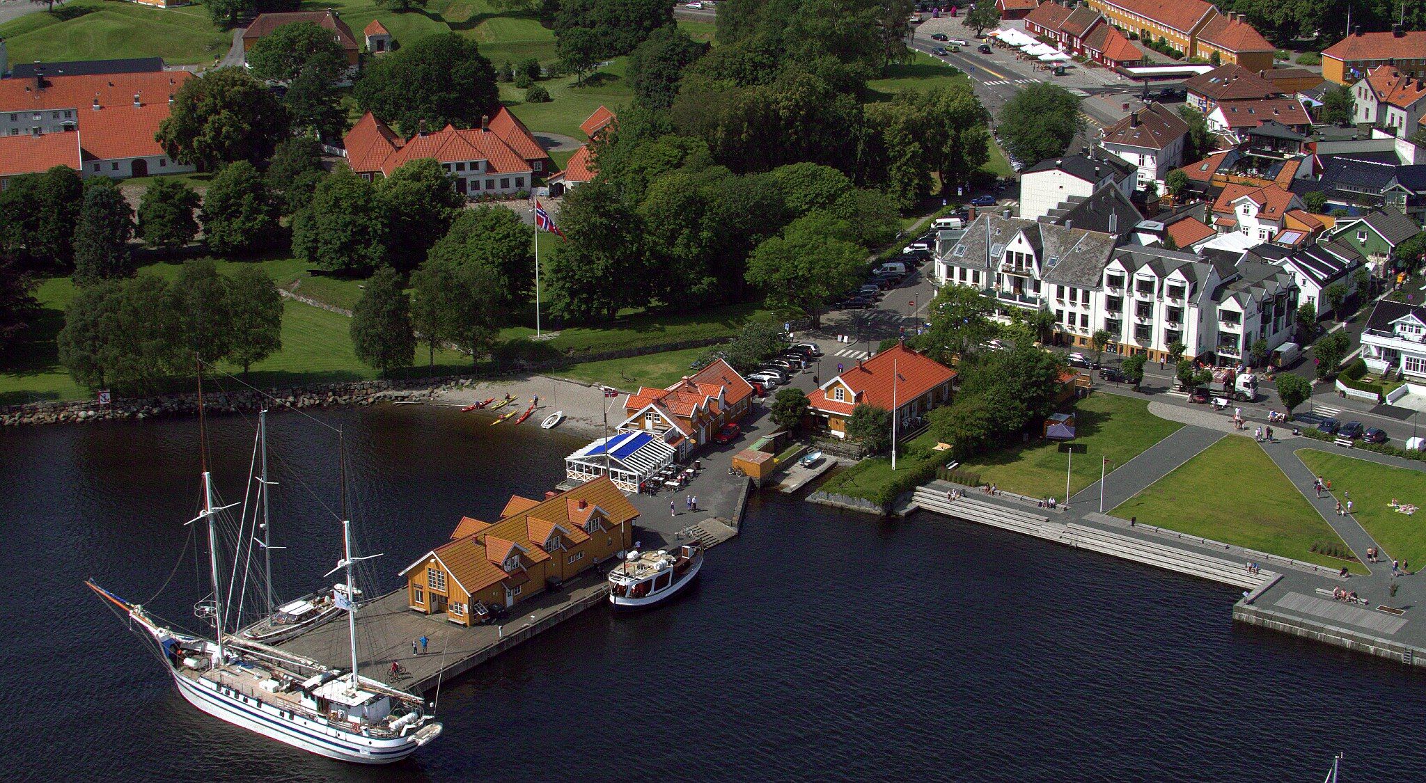Oversiktsbilde av hotellet og havet