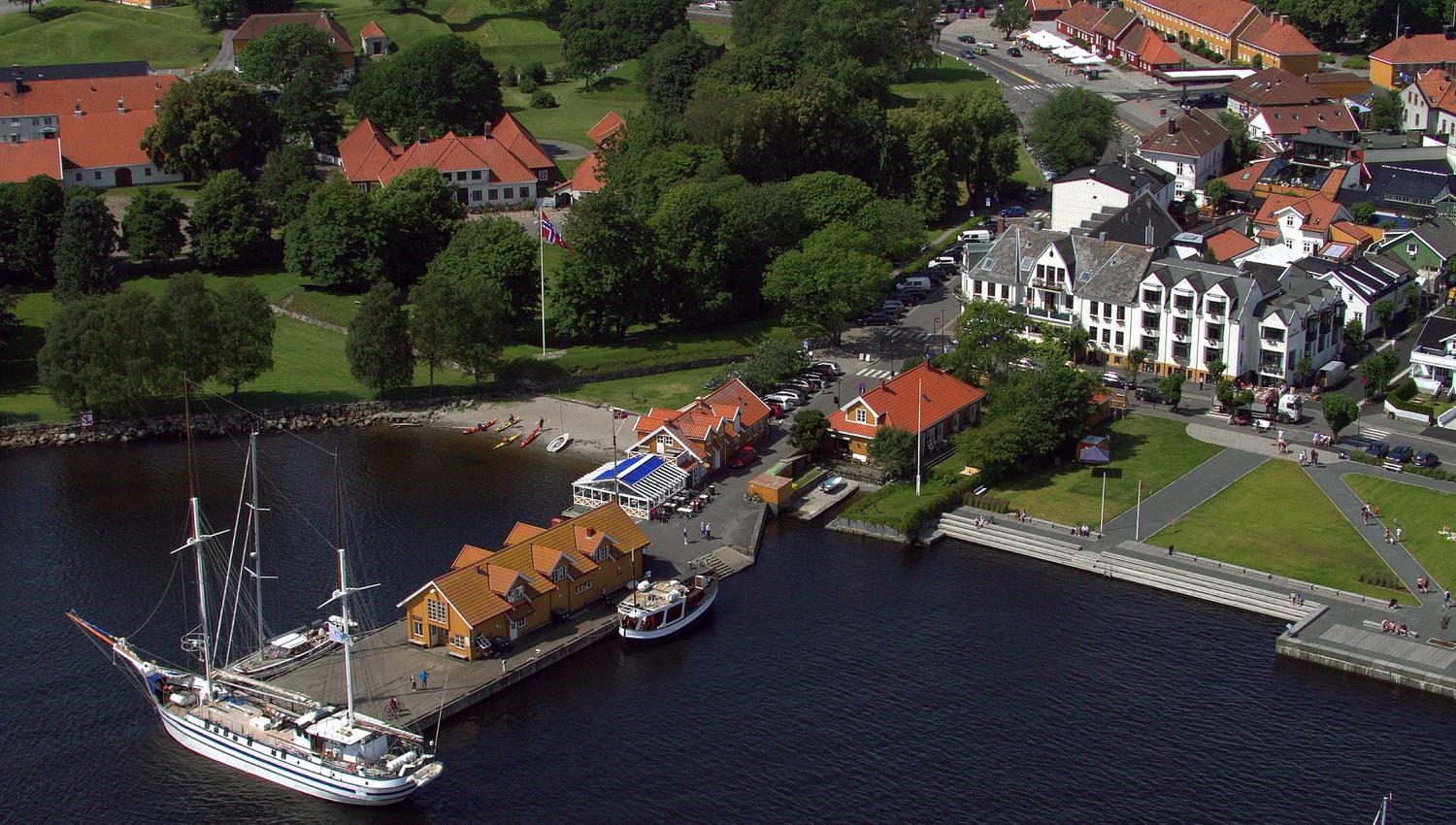 Oversiktsbilde av hotellet og havet