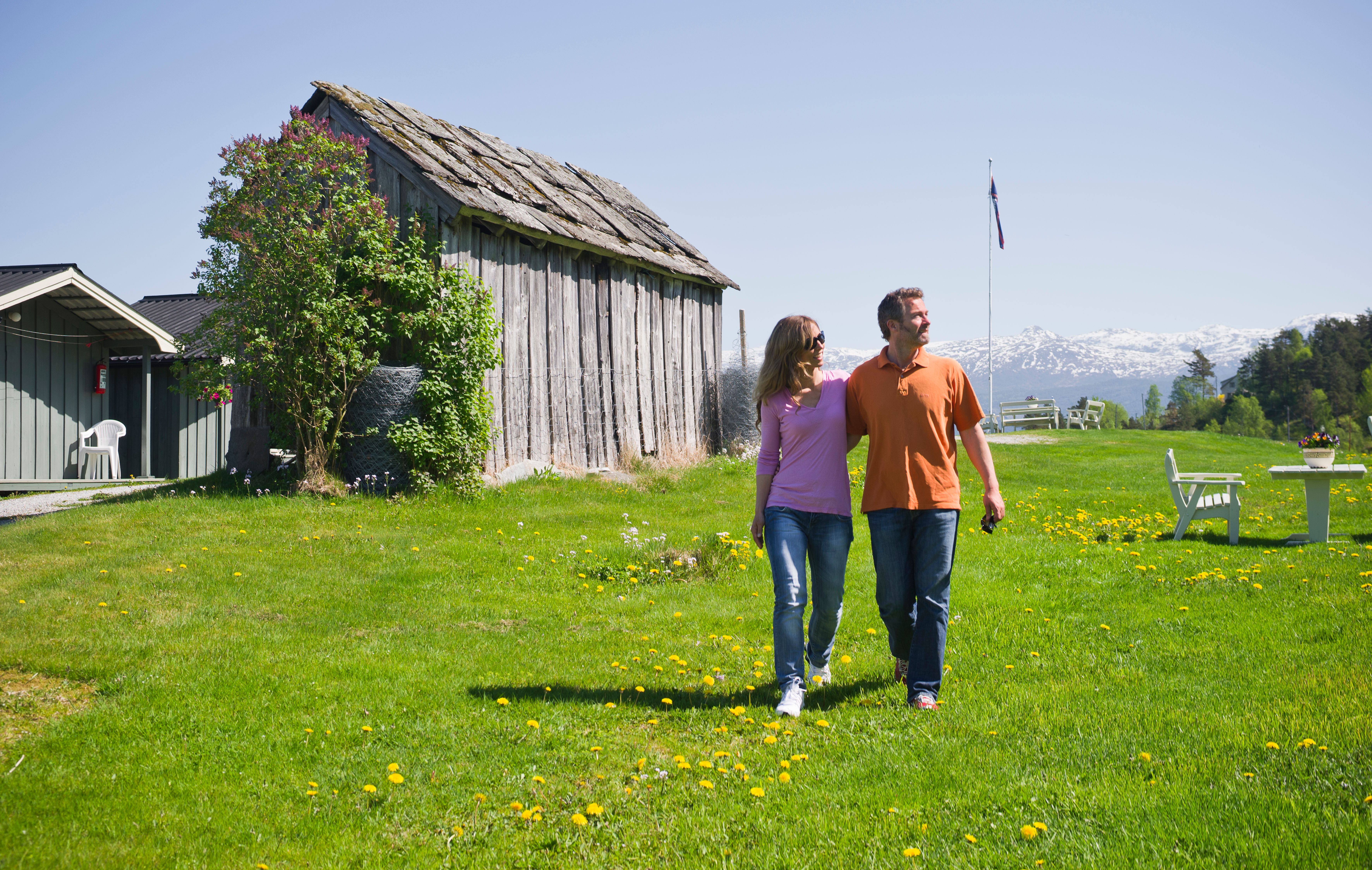 Par som går mellom hytter og grøne område på Oddland Camping i Hardanger.