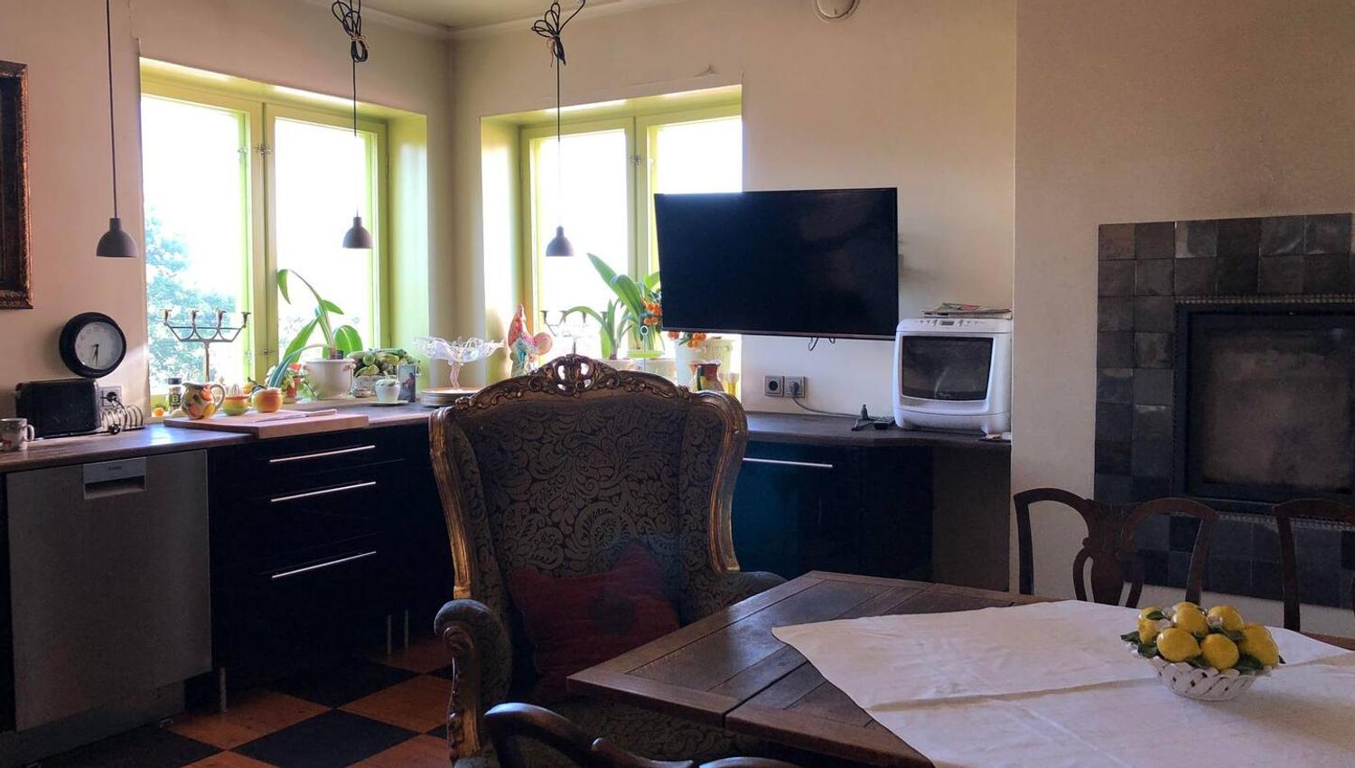 Man har felles kjøkken i leiligheten med TV mikro og det meste