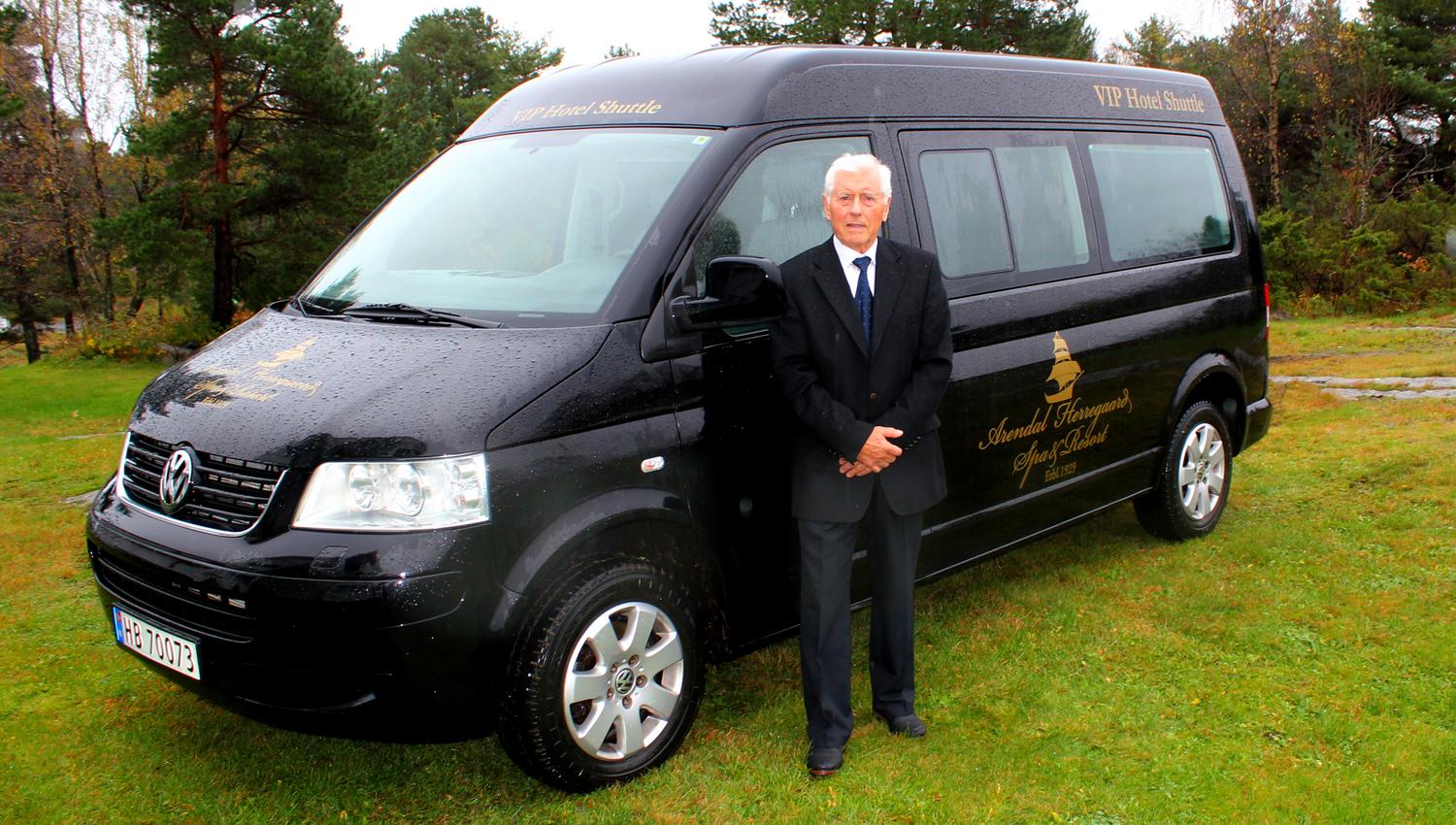 Arendal Herregaard Spa & Resort's VIP Shuttle med sjåfør foran bilen.