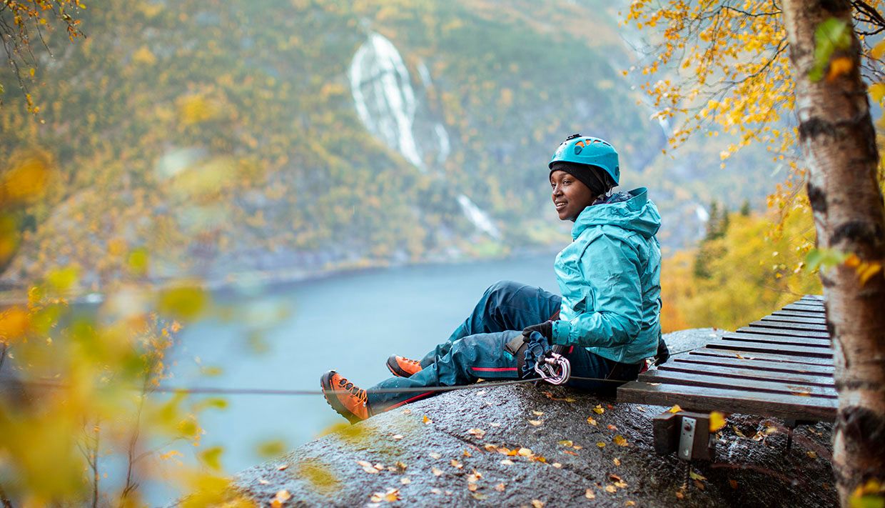 Kvilepause på Via Ferrata Tyssedal i haustfargar med fjordutsikt.