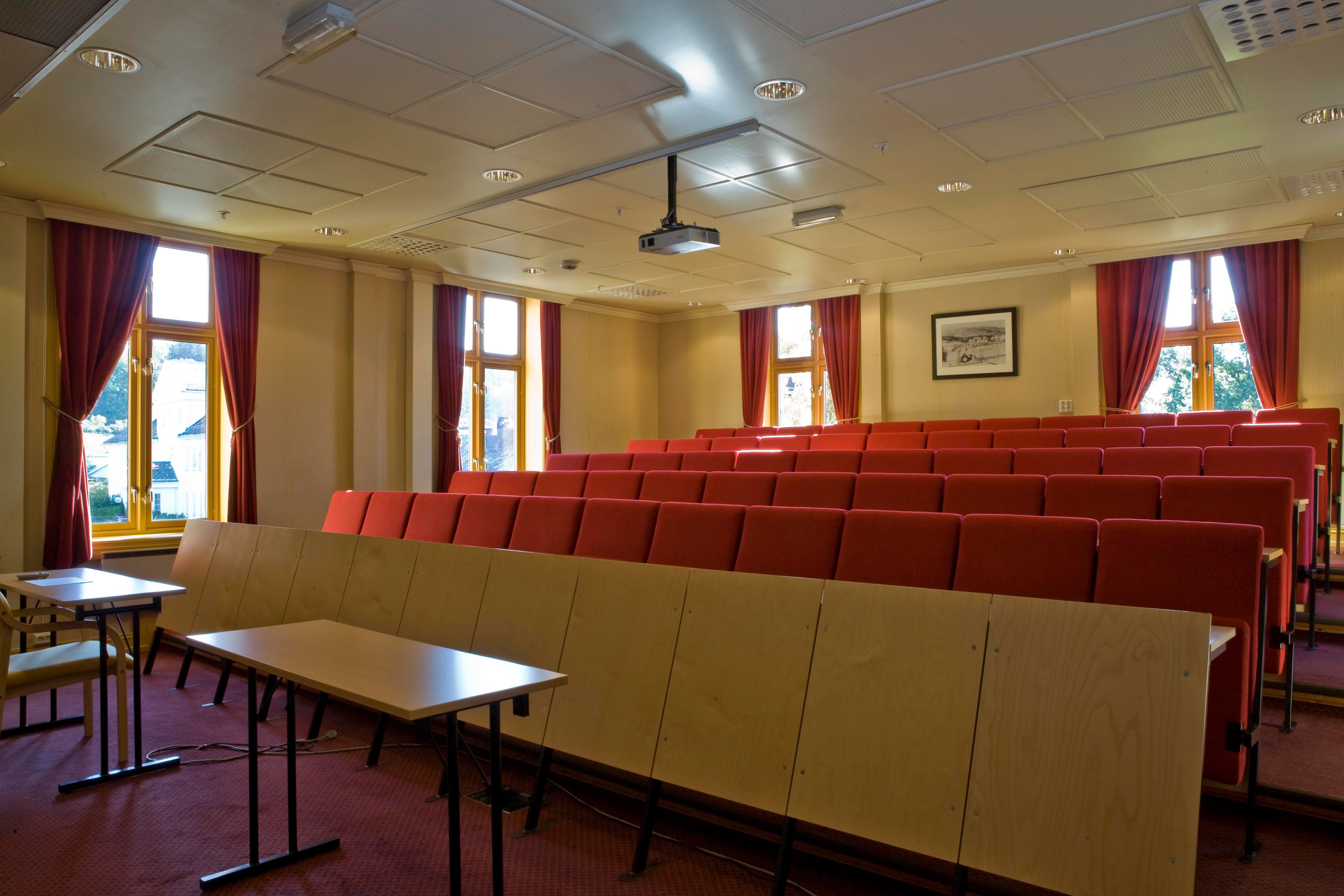 Øvre sem Auditorium med rød benkerader