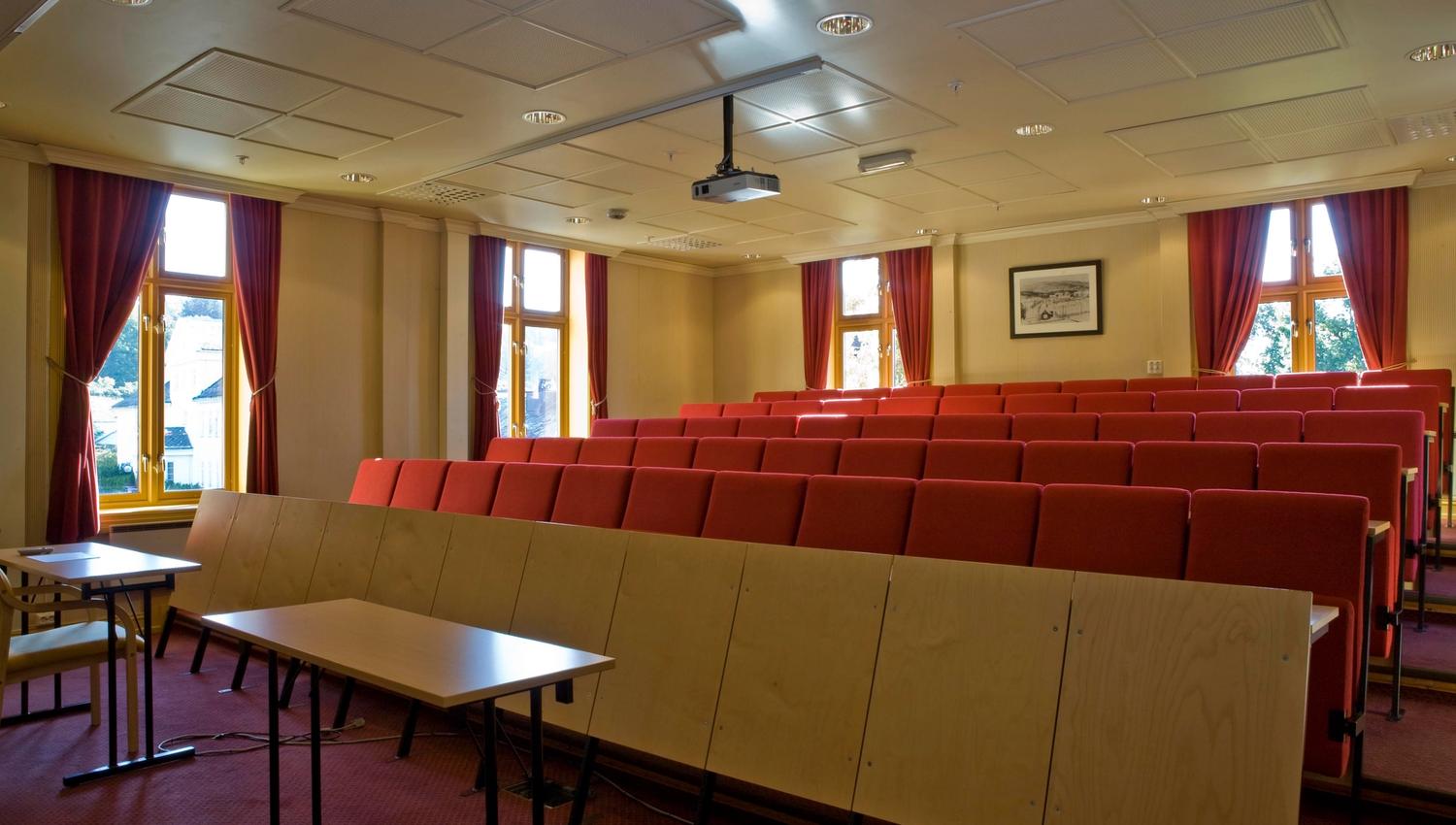 Øvre sem Auditorium med rød benkerader