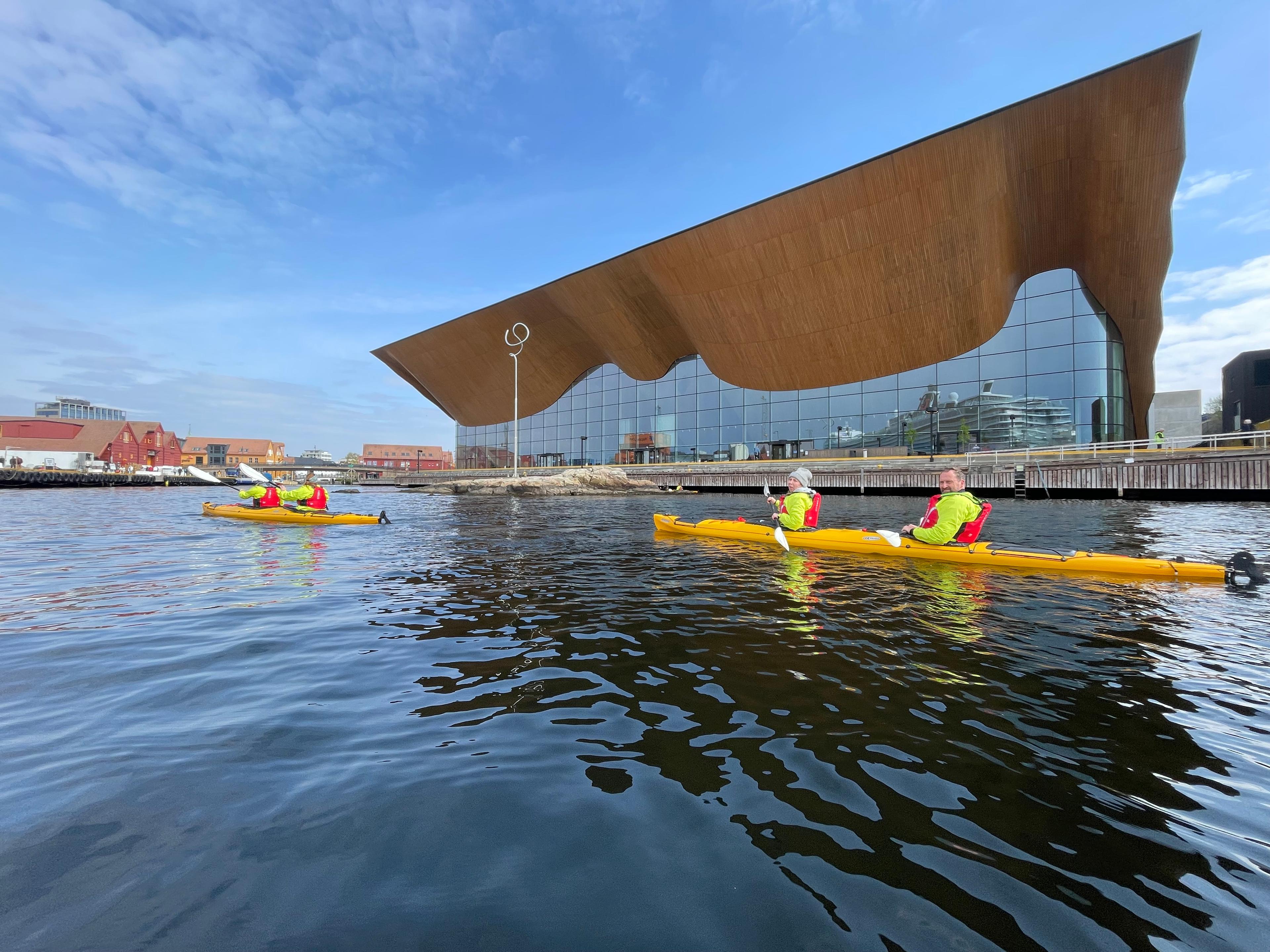 to gule kajakker padler forbi Kilden