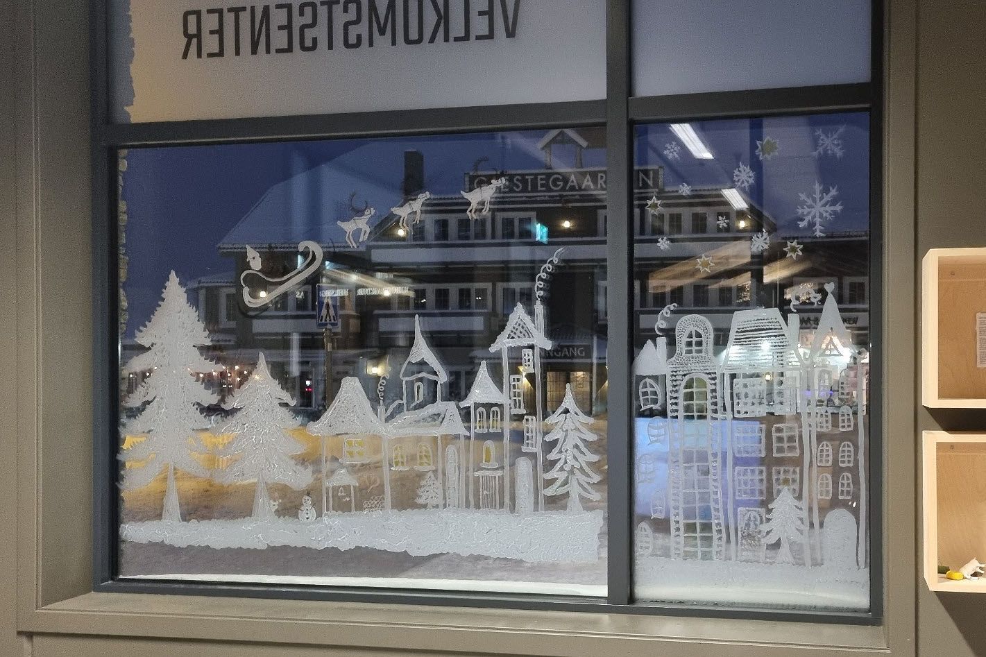 Juledekorasjon i vindu