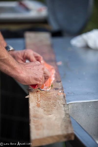 En som fileterer ett fiskestykke