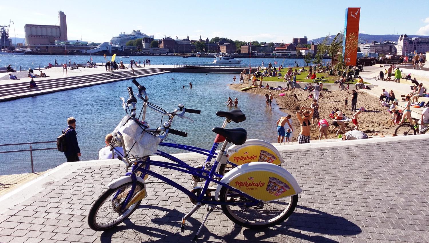 to bysykler ved sjøbadet