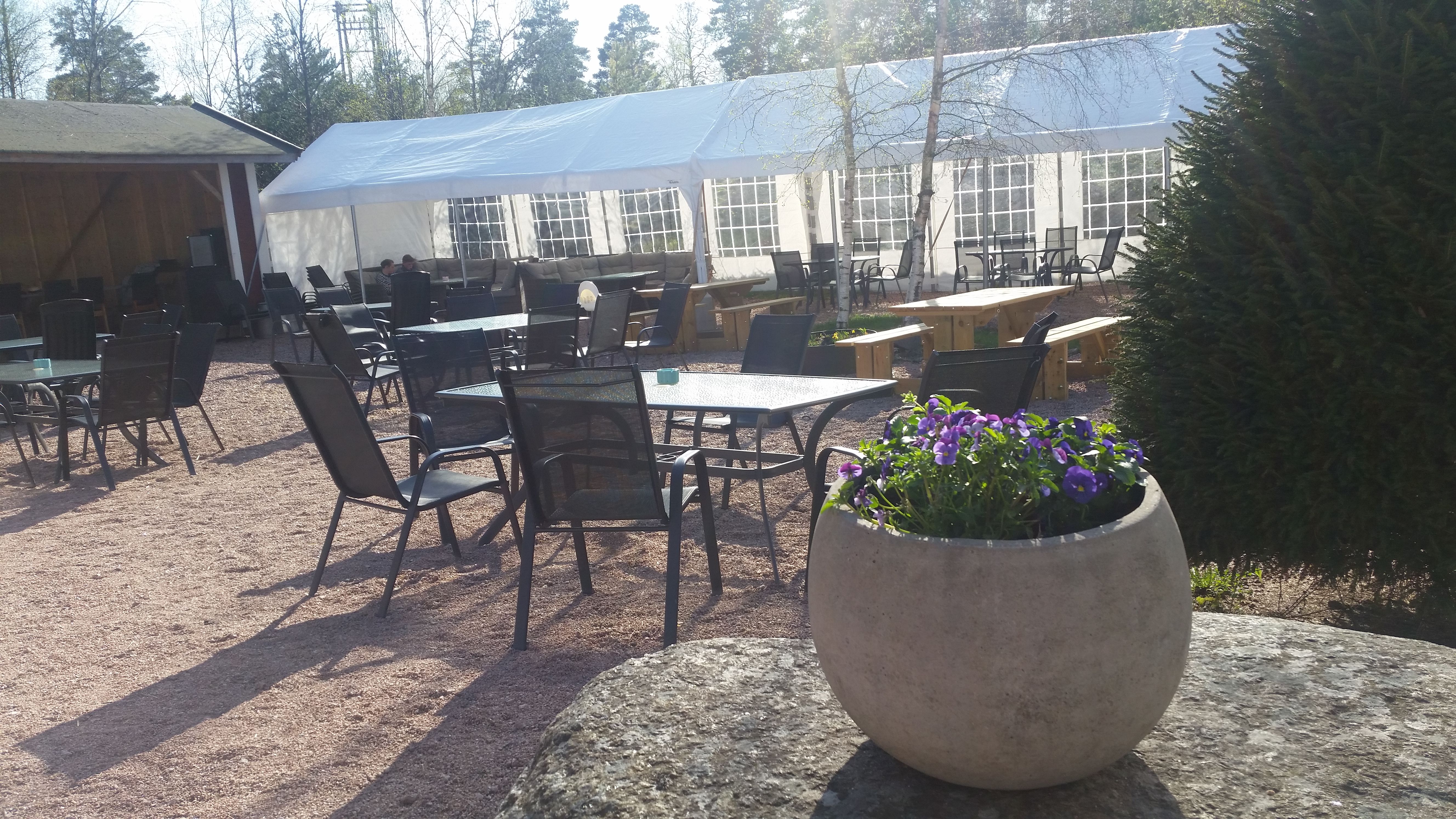 Dagros kafé uteområdet med stoler og bord