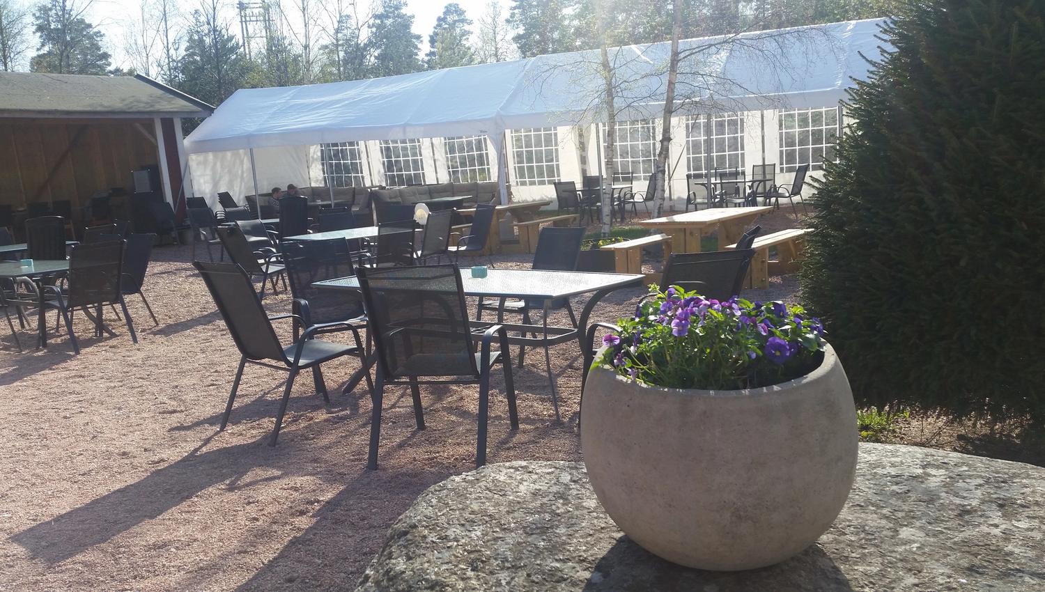 Dagros kafé uteområdet med stoler og bord