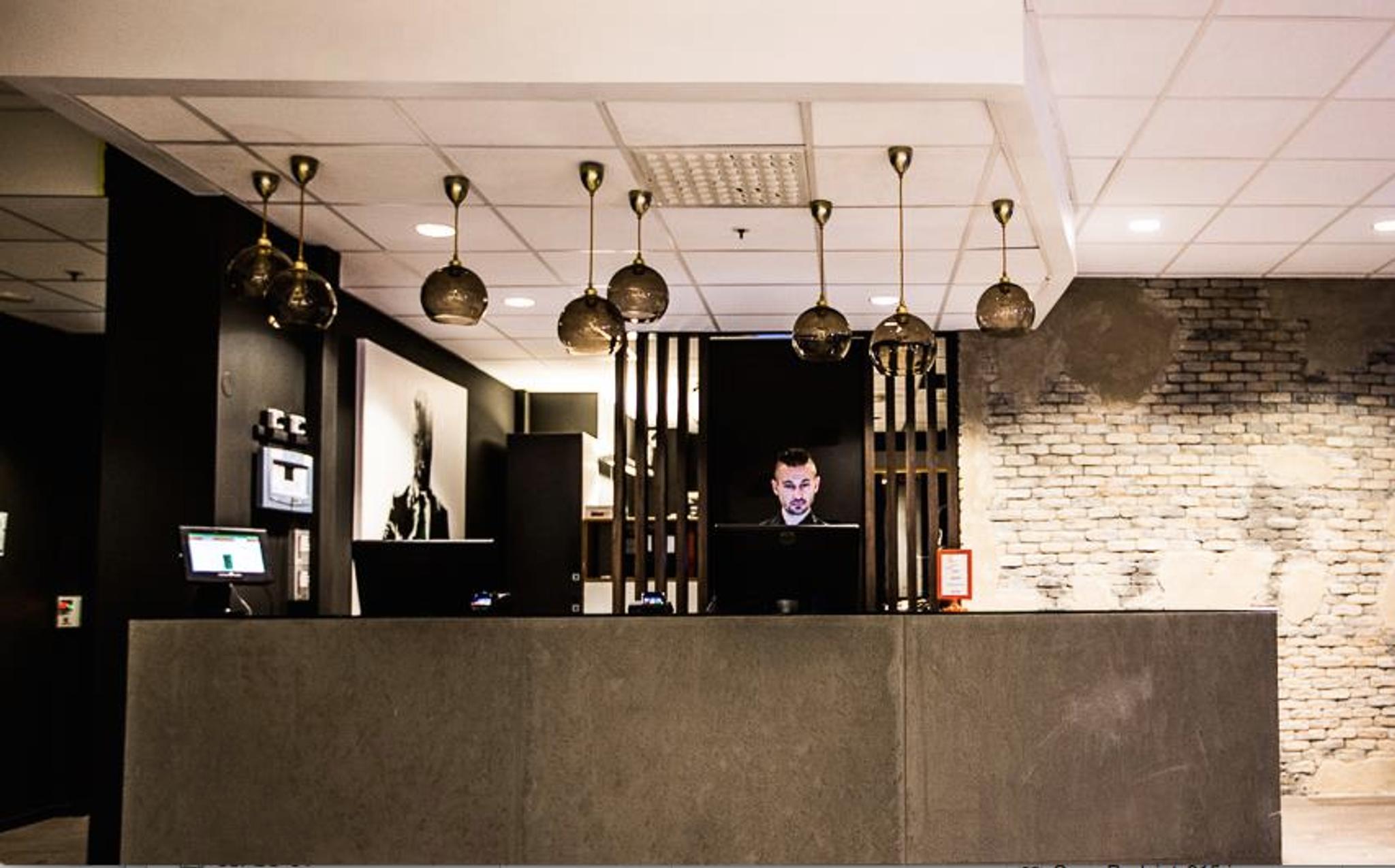 Resepsjonsdesk på Saga Hotel & Poshtel Oslo Central. Foto