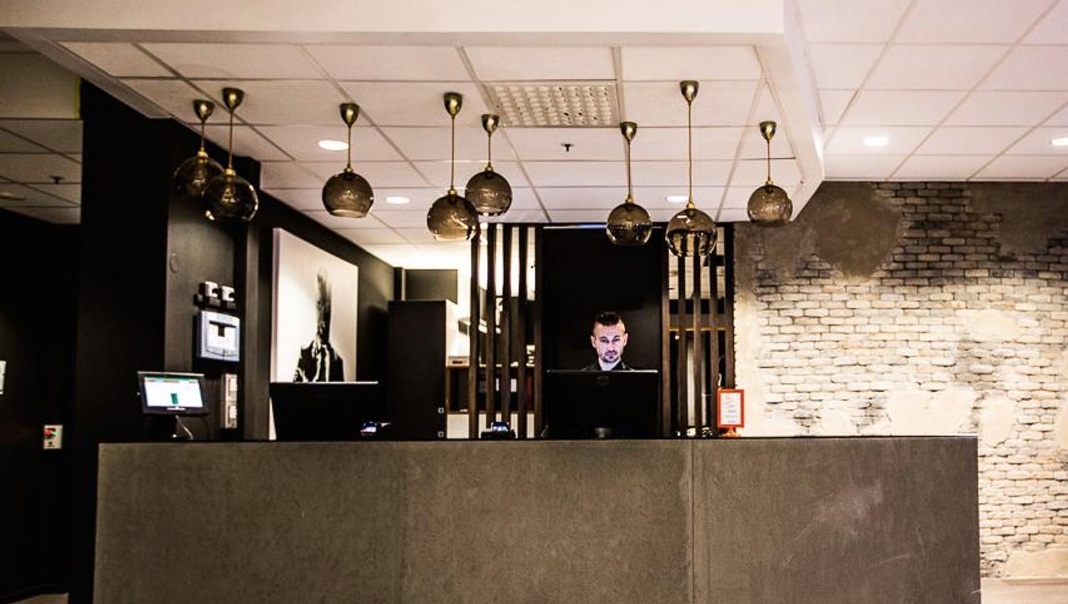 Resepsjonsdesk på Saga Hotel & Poshtel Oslo Central. Foto