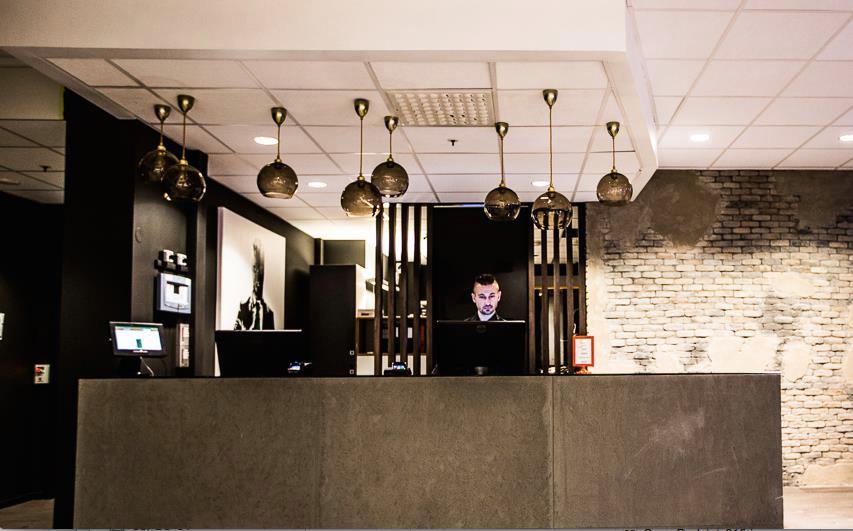 Resepsjonsdesk på Saga Hotel & Poshtel Oslo Central. Foto