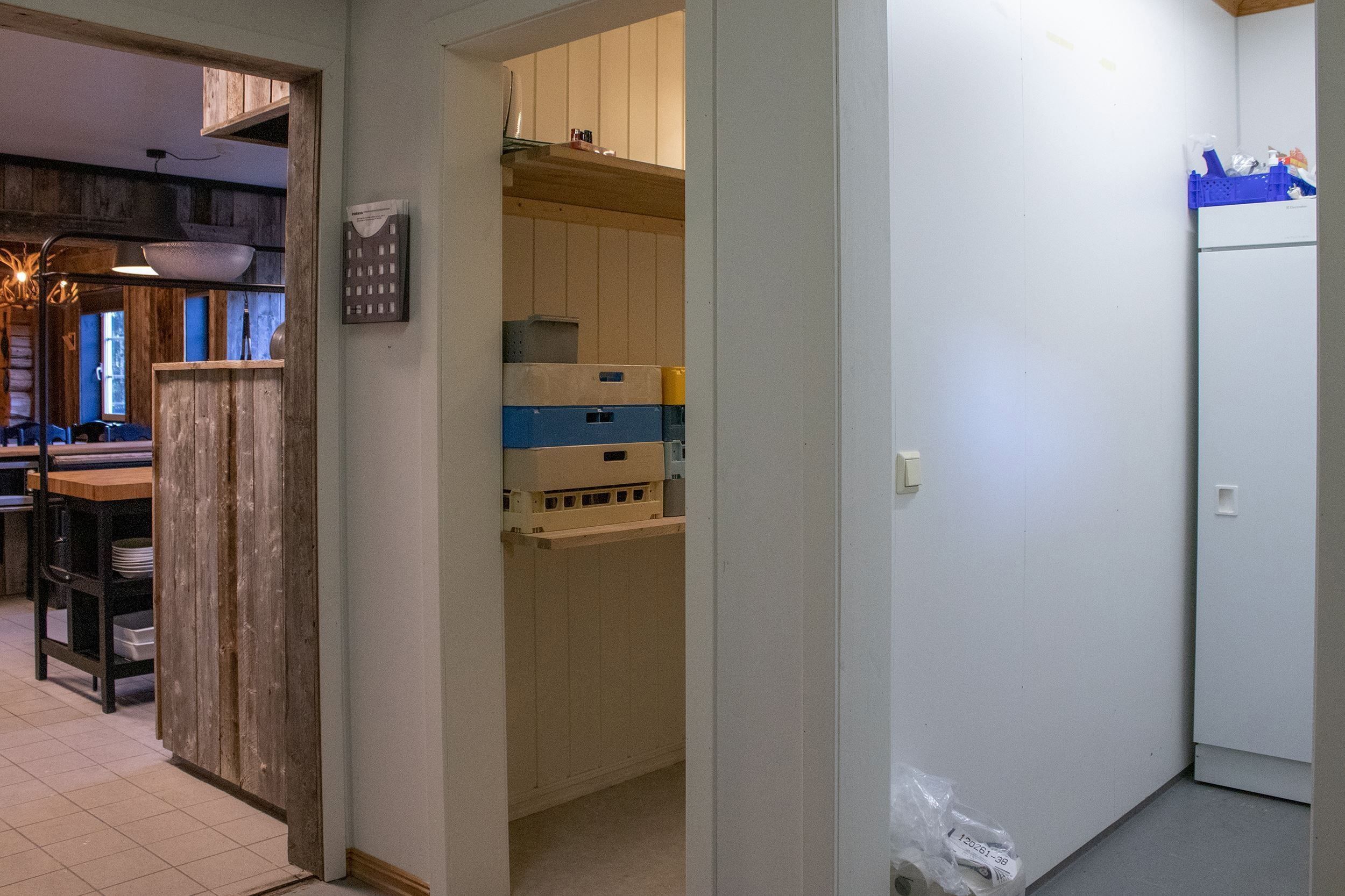 A stack of white plates.