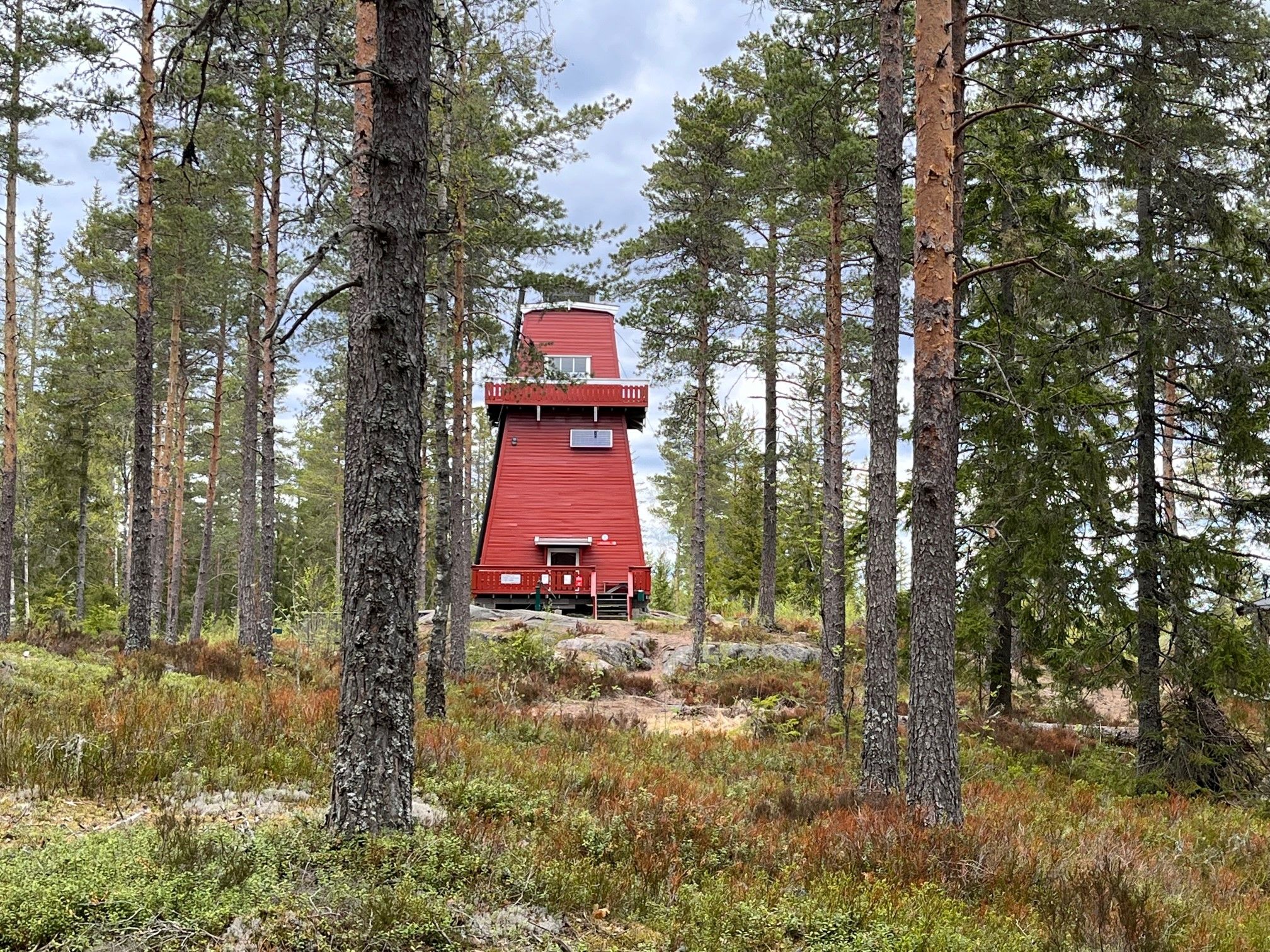 rødt tårn langt unna