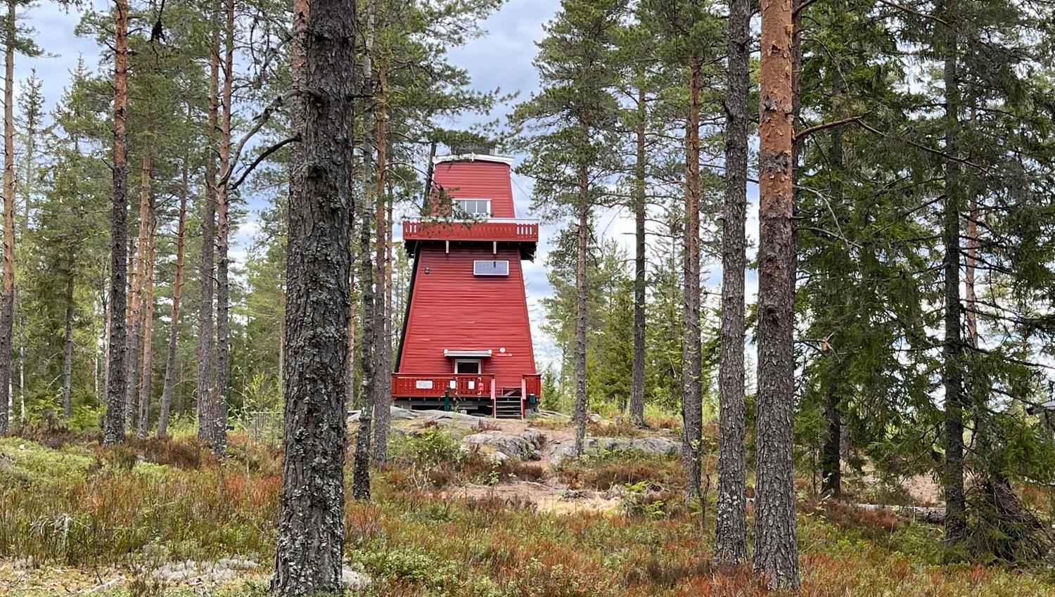 rødt tårn langt unna
