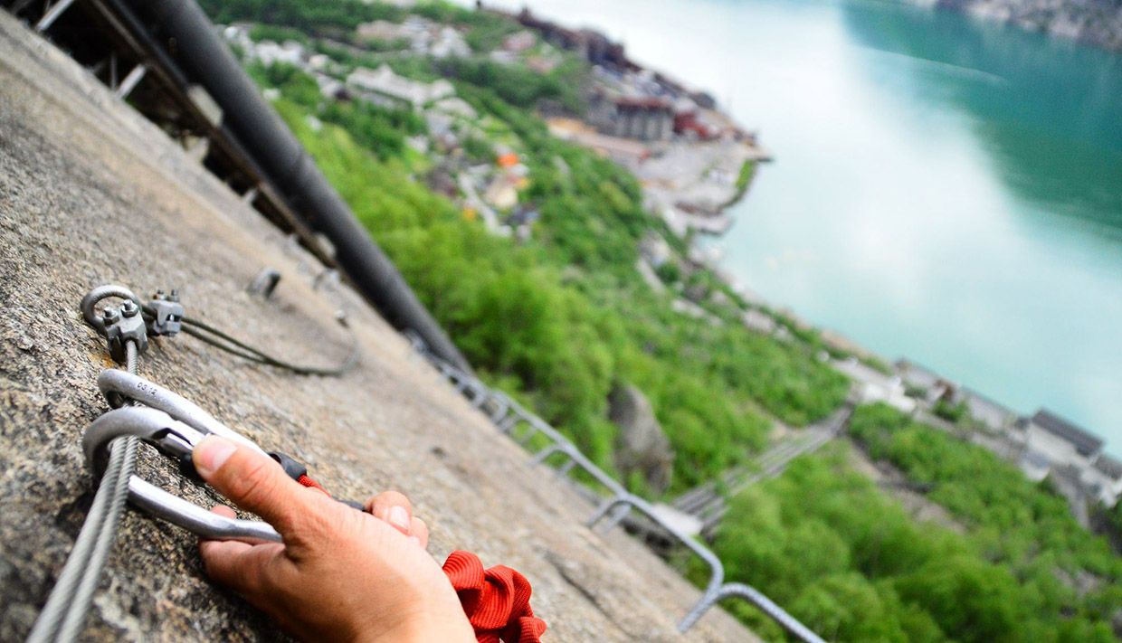 Hand som festar karabinkrok på Via Ferrata Tyssedal.