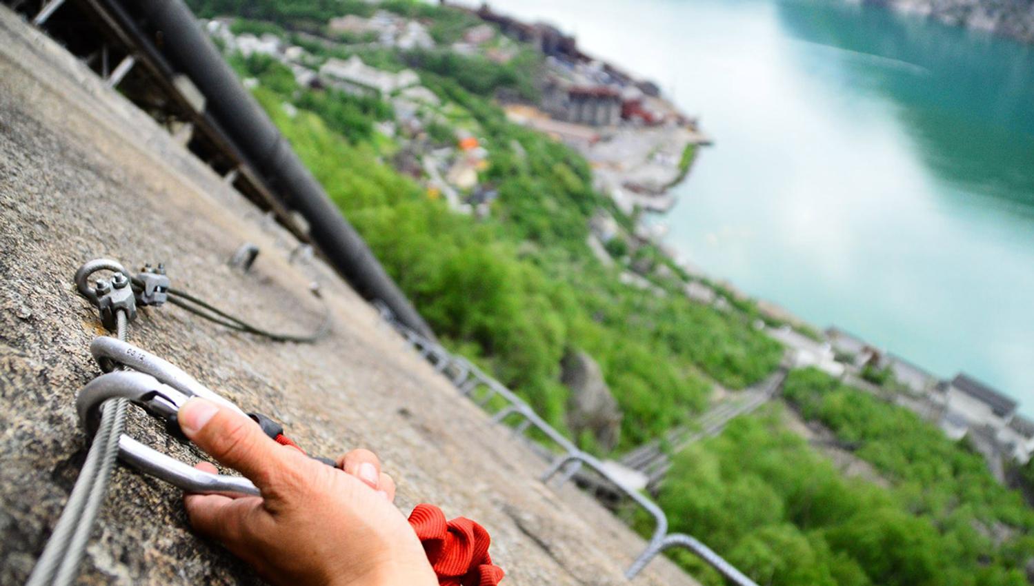 Hand som festar karabinkrok på Via Ferrata Tyssedal.