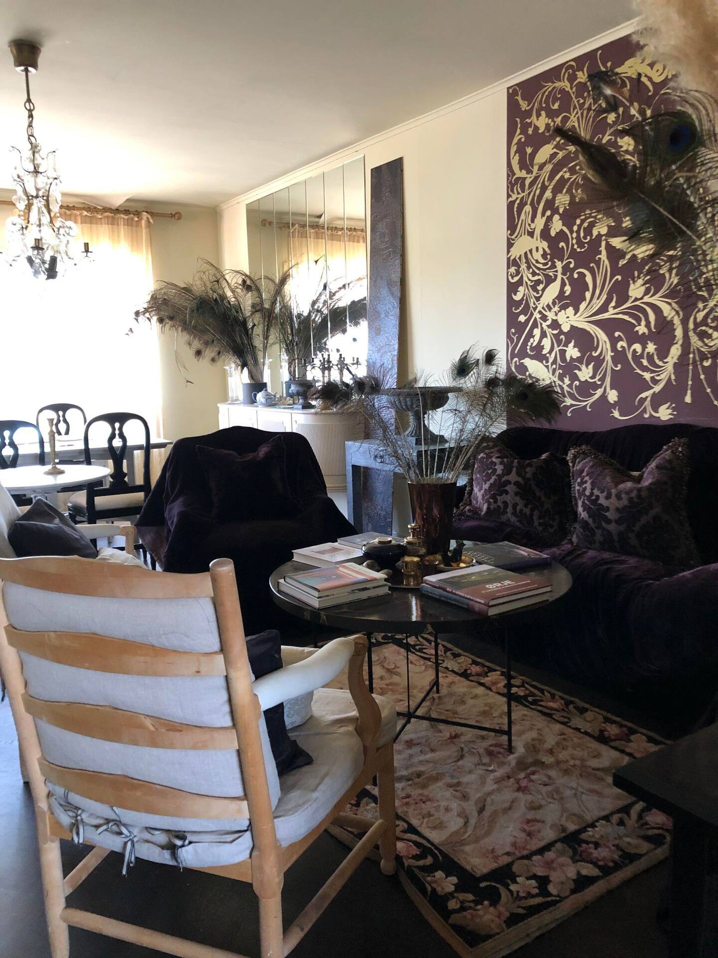 Bilde fra stuen med lilla detaljer