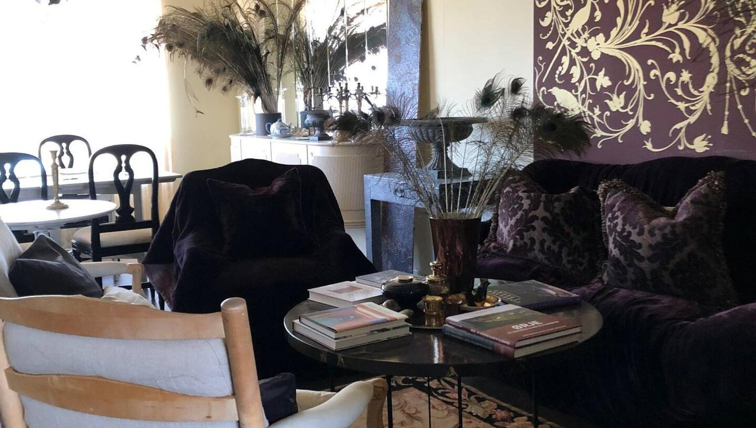 Bilde fra stuen med lilla detaljer