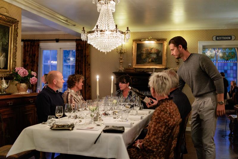 Guests have dinner at the hotel. 