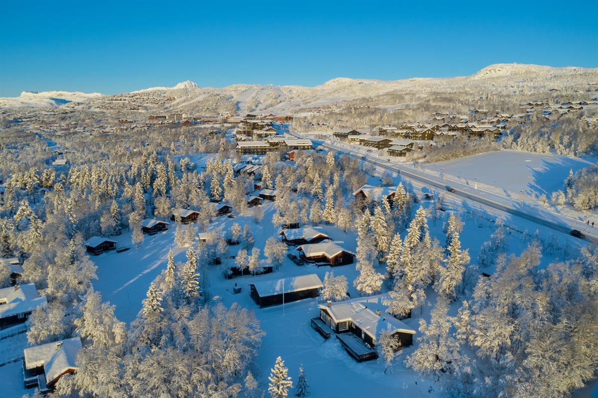 Oversiktsbilde av Knuts Hyttegrend. Vi ser Beitostølen sentrum med fjell i bakgrunn.