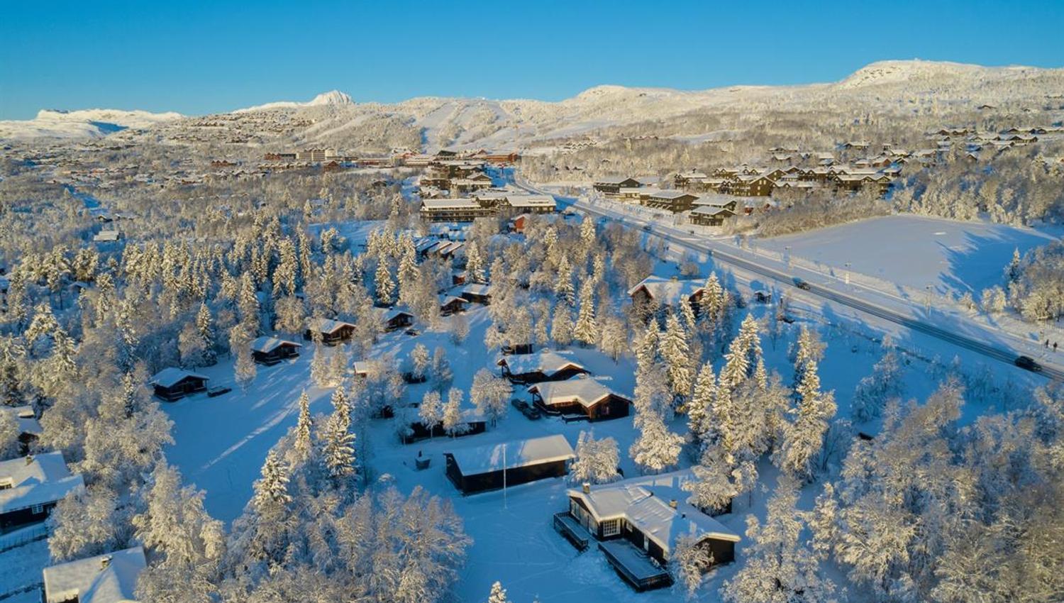 Oversiktsbilde av Knuts Hyttegrend. Vi ser Beitostølen sentrum med fjell i bakgrunn.