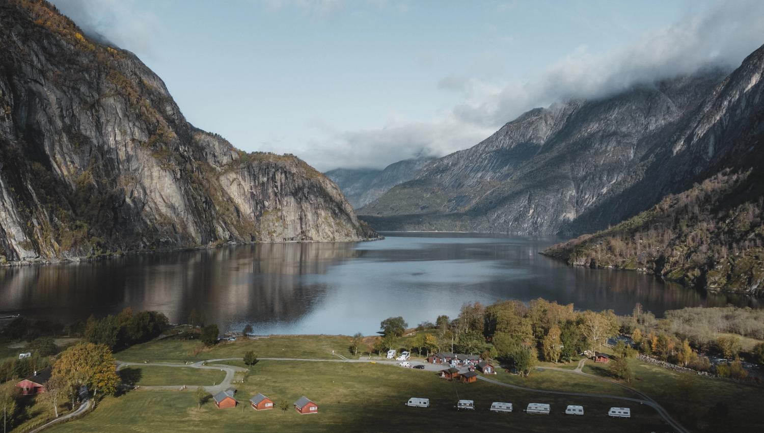 Et dronebilde av campingplassen, med Eidfjordvatnet i bakgrunnen.