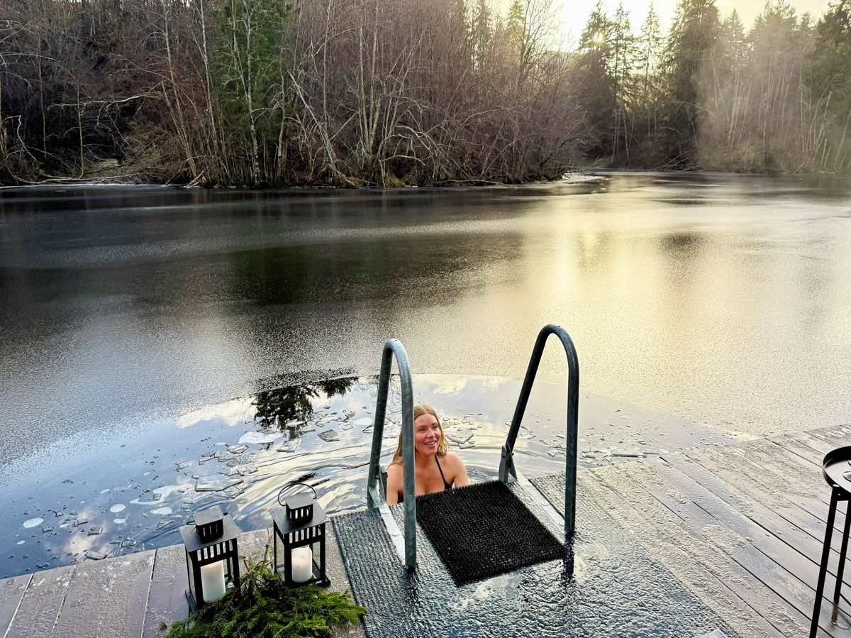 dame isbader ved sauna Skogens rom