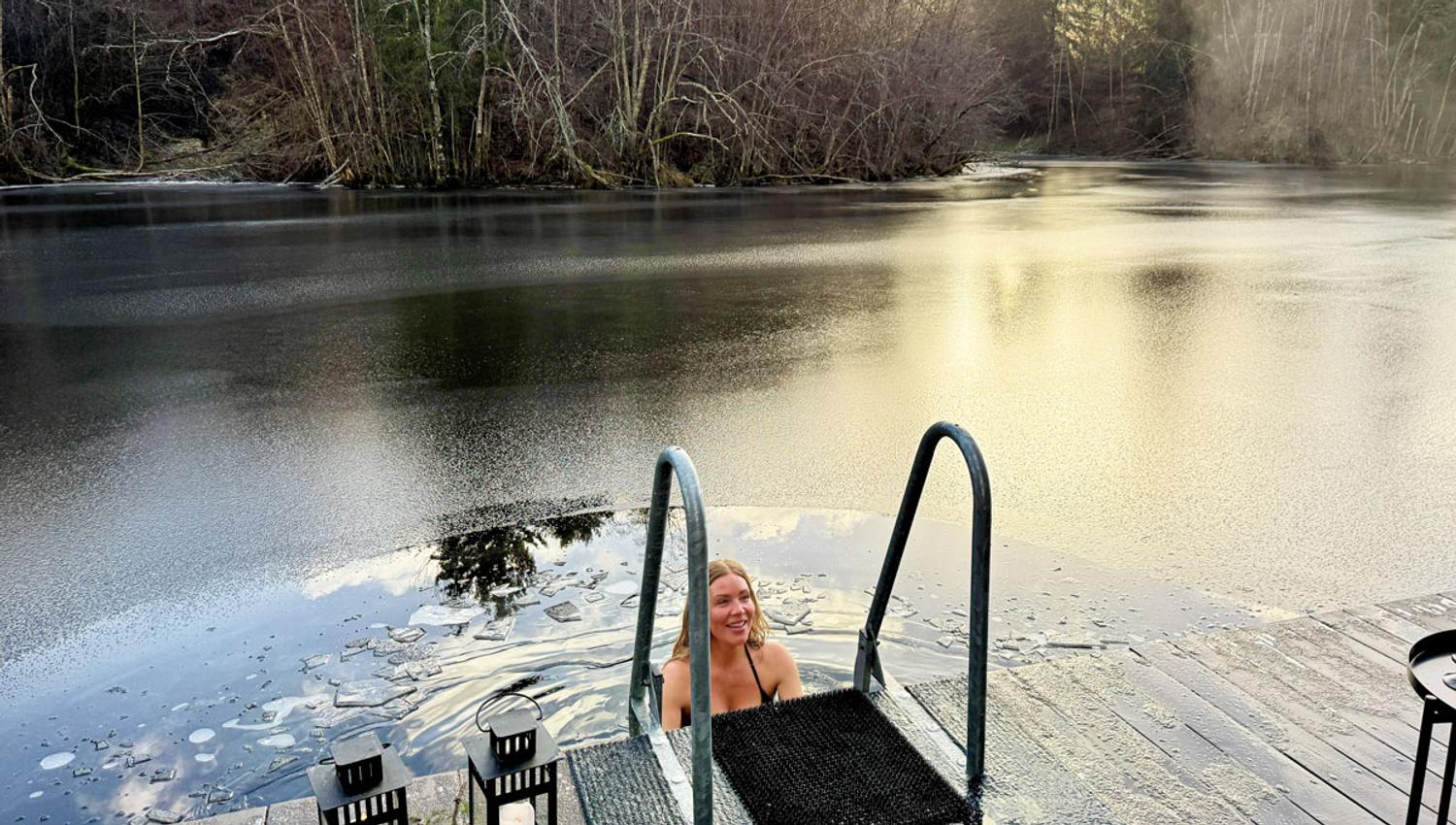 dame isbader ved sauna Skogens rom