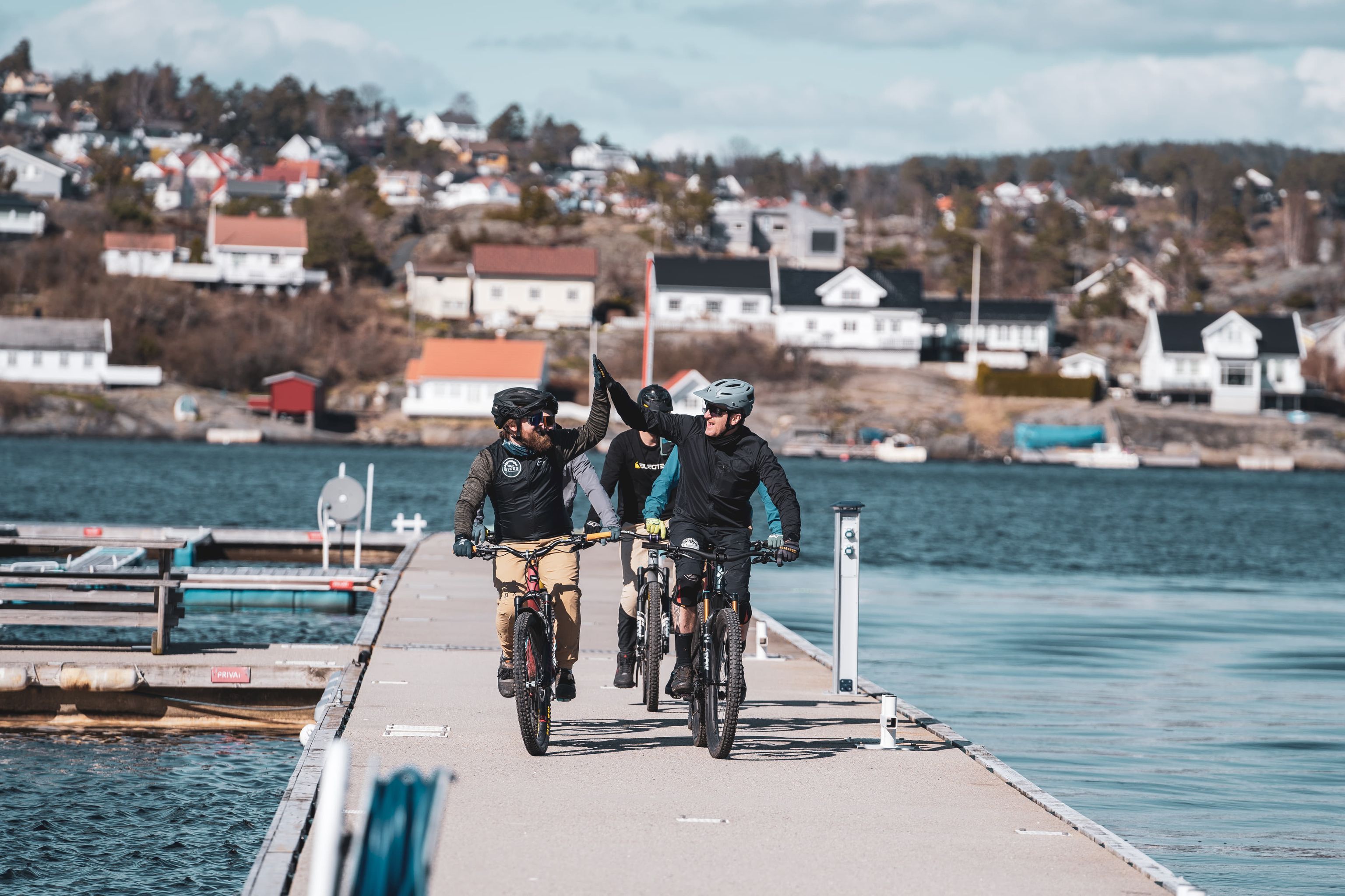 syklister som sykler langs en brygge