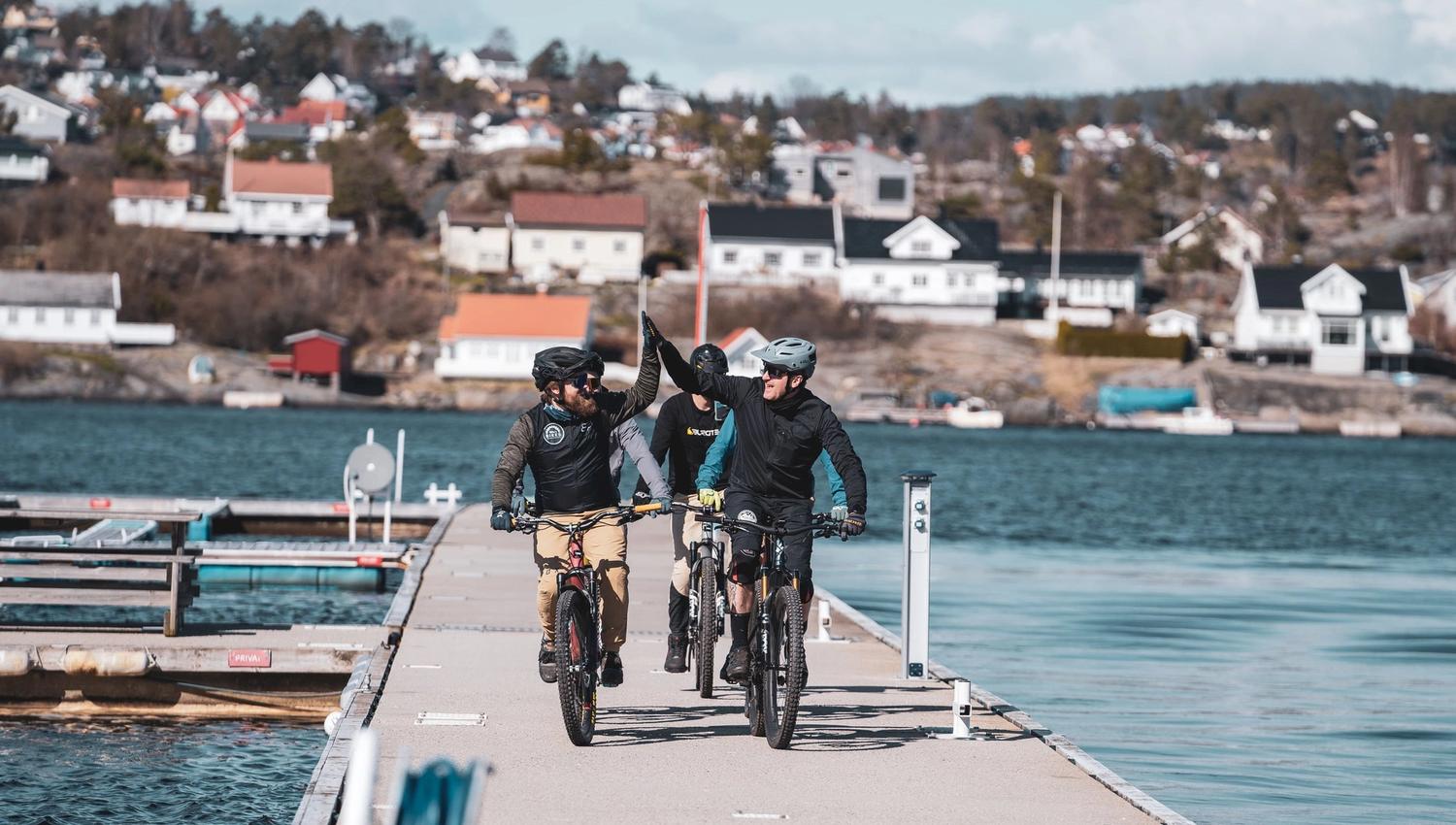syklister som sykler langs en brygge