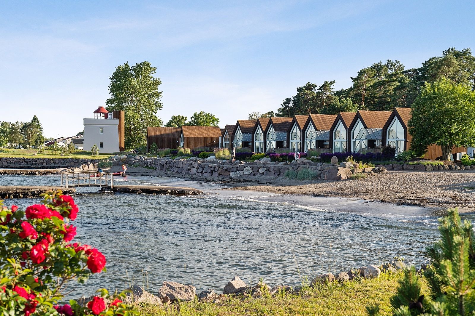 Furustrand sine hytter ved vannet