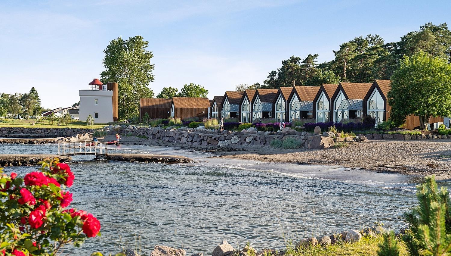 Furustrand sine hytter ved vannet