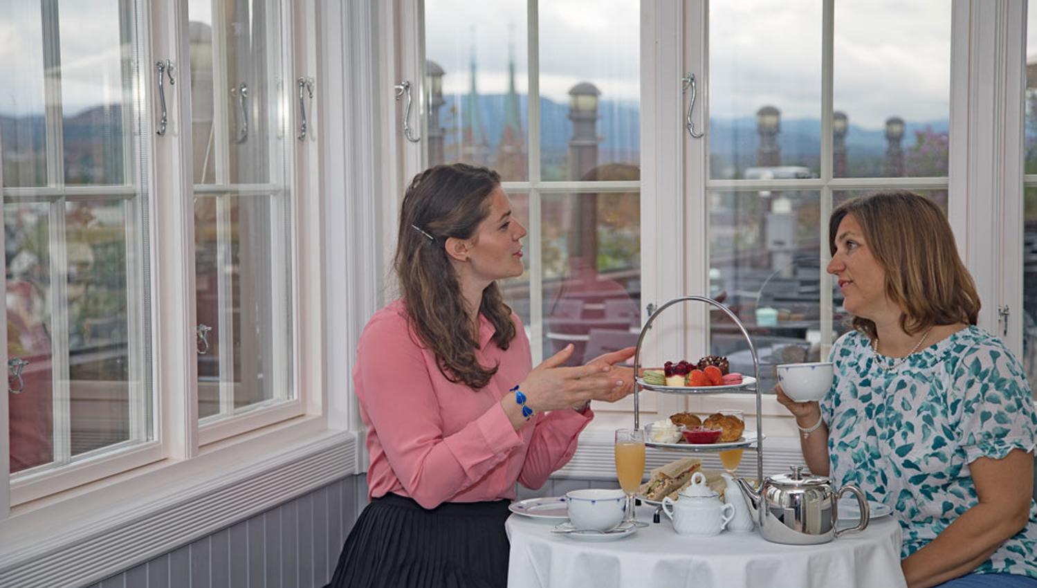 2 ladies enjoy Afternoon tea in the Brekkeparken cafe