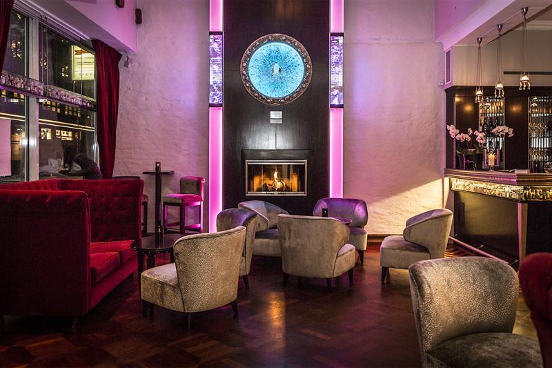 Rominteriør med bar, sofa og lenestoler