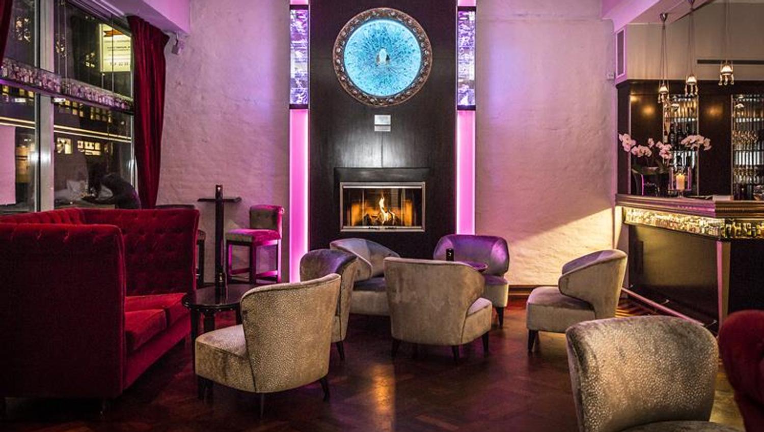 Rominteriør med bar, sofa og lenestoler
