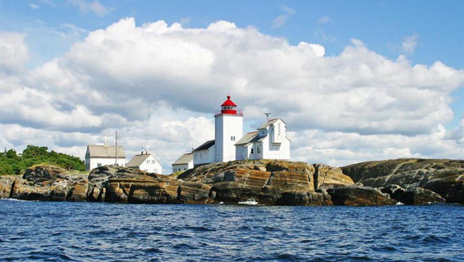 langøytangen lighthouse seen from the water