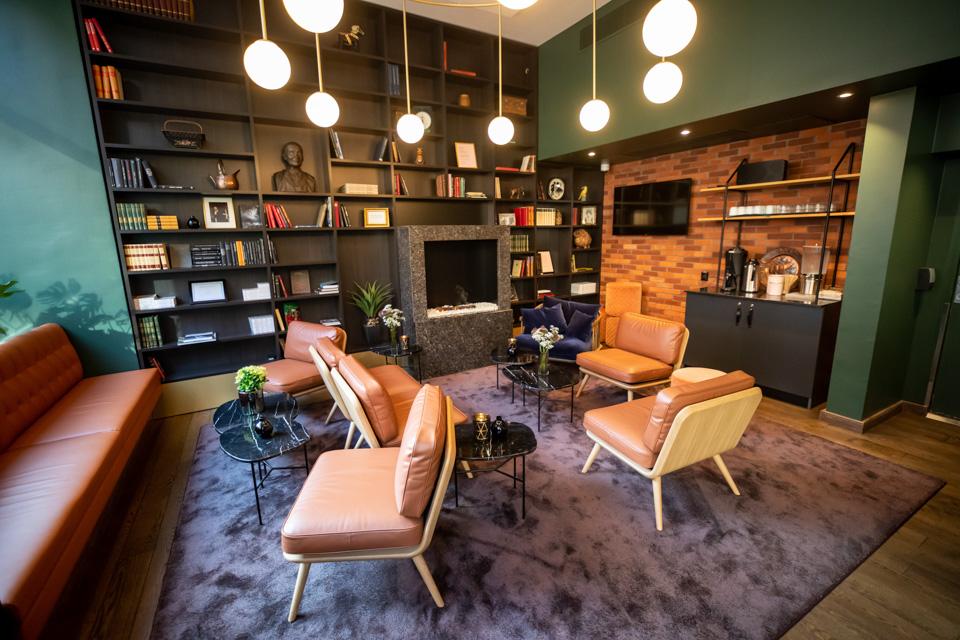 Lounge med sittegruppe og bokhylle. Hotell Bondeheimen. Foto