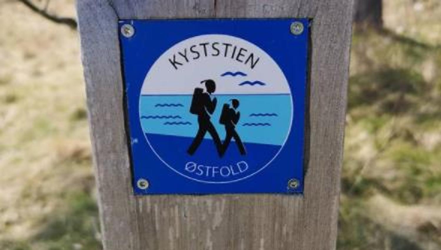 Stolpe merket med kyststien