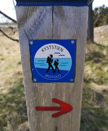 Stolpe merket med kyststien