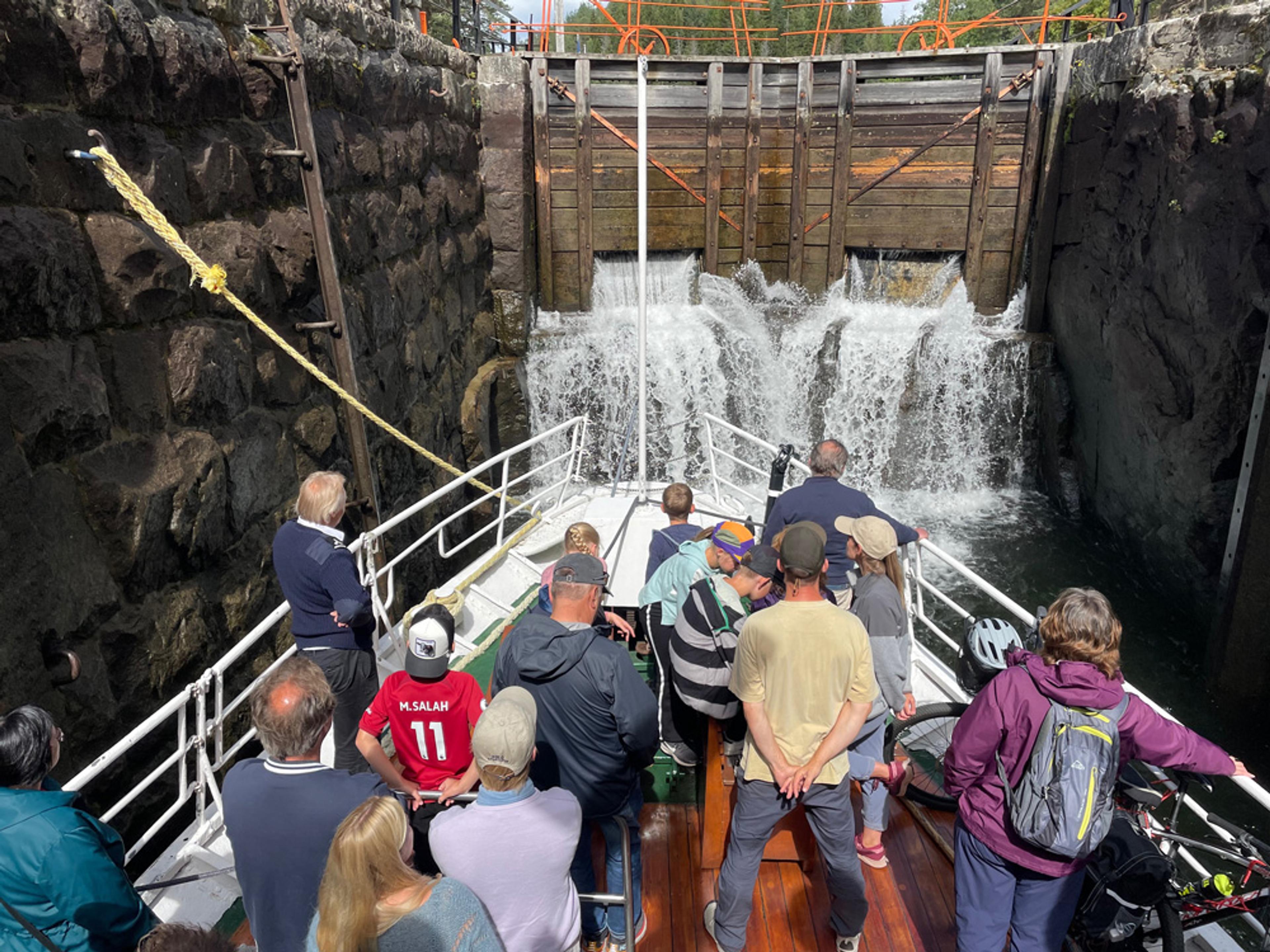 Akkerhaugen_sommer_MS-Telemarken-i-Vrangfoss-sluse_1000x750