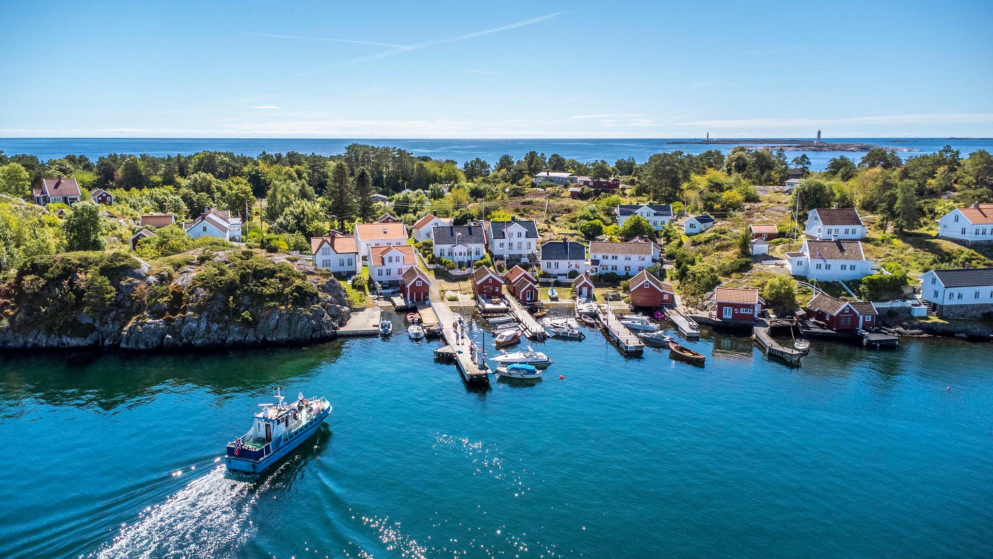 Merdøfergen MF Merdø kjører inn mot kai - Merdø i Arendal